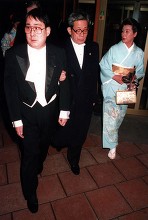 Kenkaburo, su mujer, Yukari Itami, y su hijo, Hikari, en la entrega de Premios Nobel