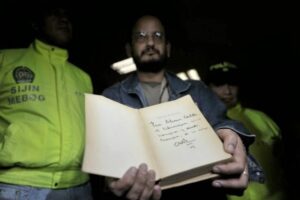 La policía entrega el libro a Álvaro Castillo